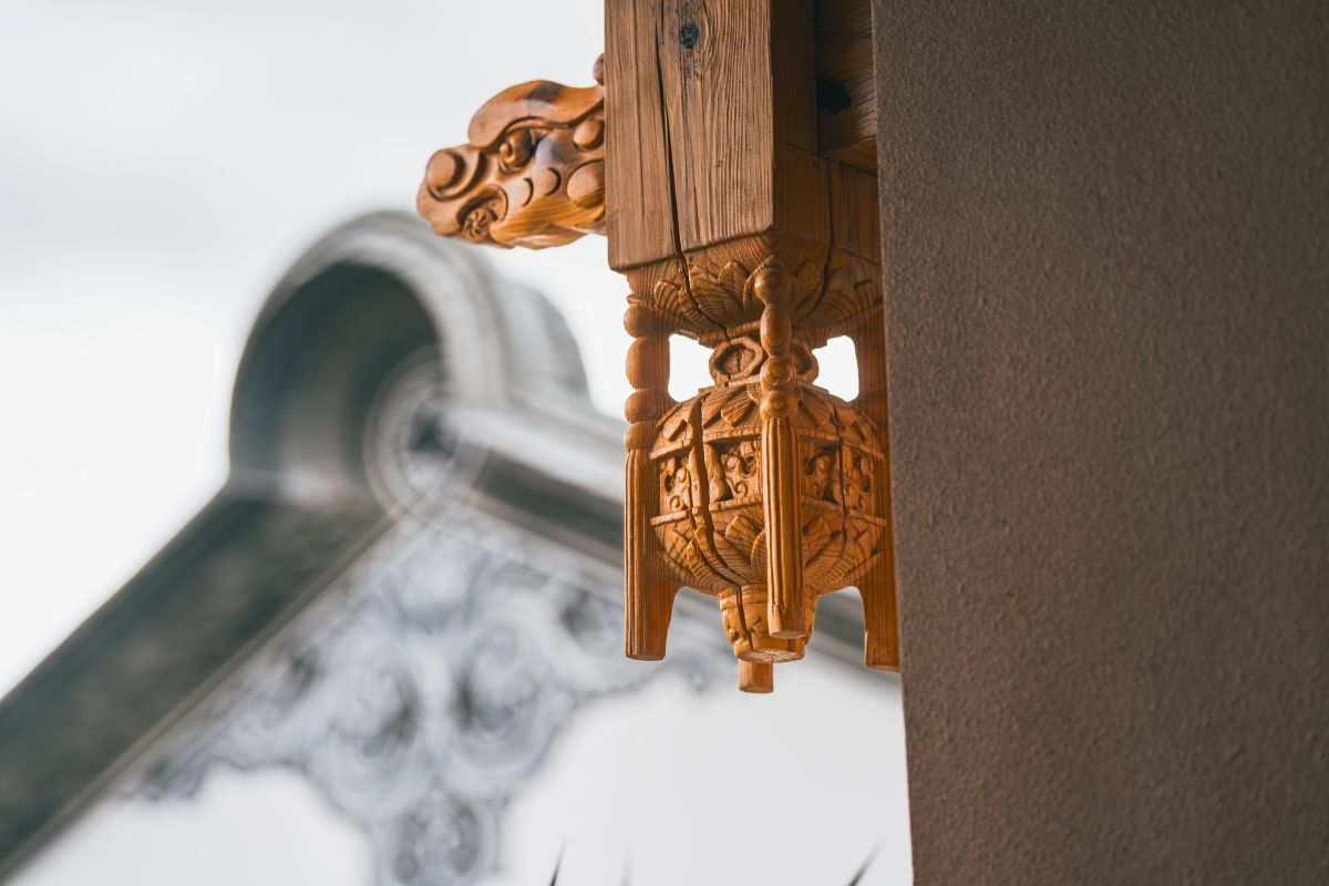 Jeden zo smerov čínskeho bývania sa prikláňa k tradičným prvkom, medzi ktoré patría aj zdobený nábytok a bohaté ornamenty vyrezávané do dreva.