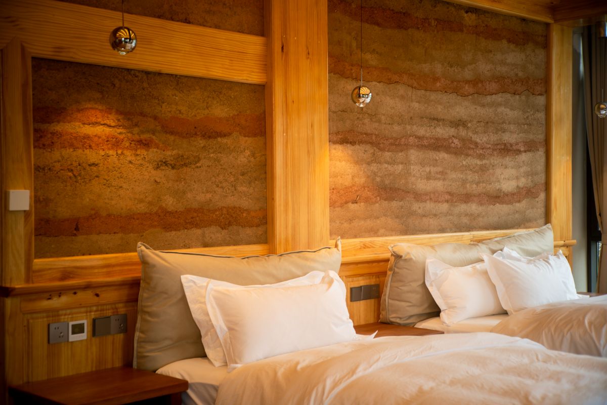 Pavlov kamarát na vidieku postavil vlastný hotel. Skombinoval v ňom moderné i tradičné prvky, ako napríklad súčasné zariadenie a steny z nepálenej hliny.