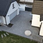 Pohľad z dronu na exteriérovú cestu z kociek z prírodného kameňa.