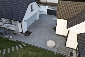 Pohľad z dronu na exteriérovú cestu z kociek z prírodného kameňa.
