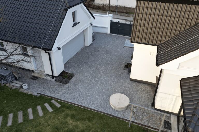 Pohľad z dronu na exteriérovú cestu z kociek z prírodného kameňa.