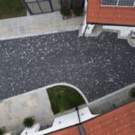 Okolie domu vydláždené kockami z prírodného kameňa.
