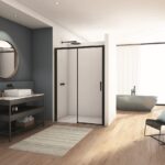 Moderná kúpeľňa s walk-in sprchovým kútom s čiernym rámom a kovovou skrinkou s umývadlom.