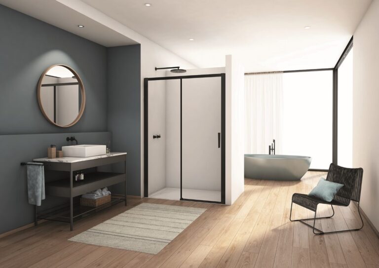 Moderná kúpeľňa s walk-in sprchovým kútom s čiernym rámom a kovovou skrinkou s umývadlom.