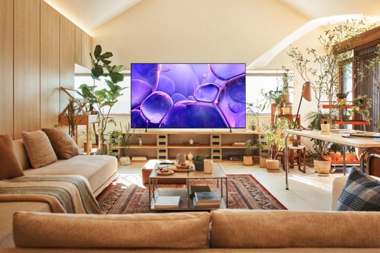 Moderná obývačka s televíziou Samsung.