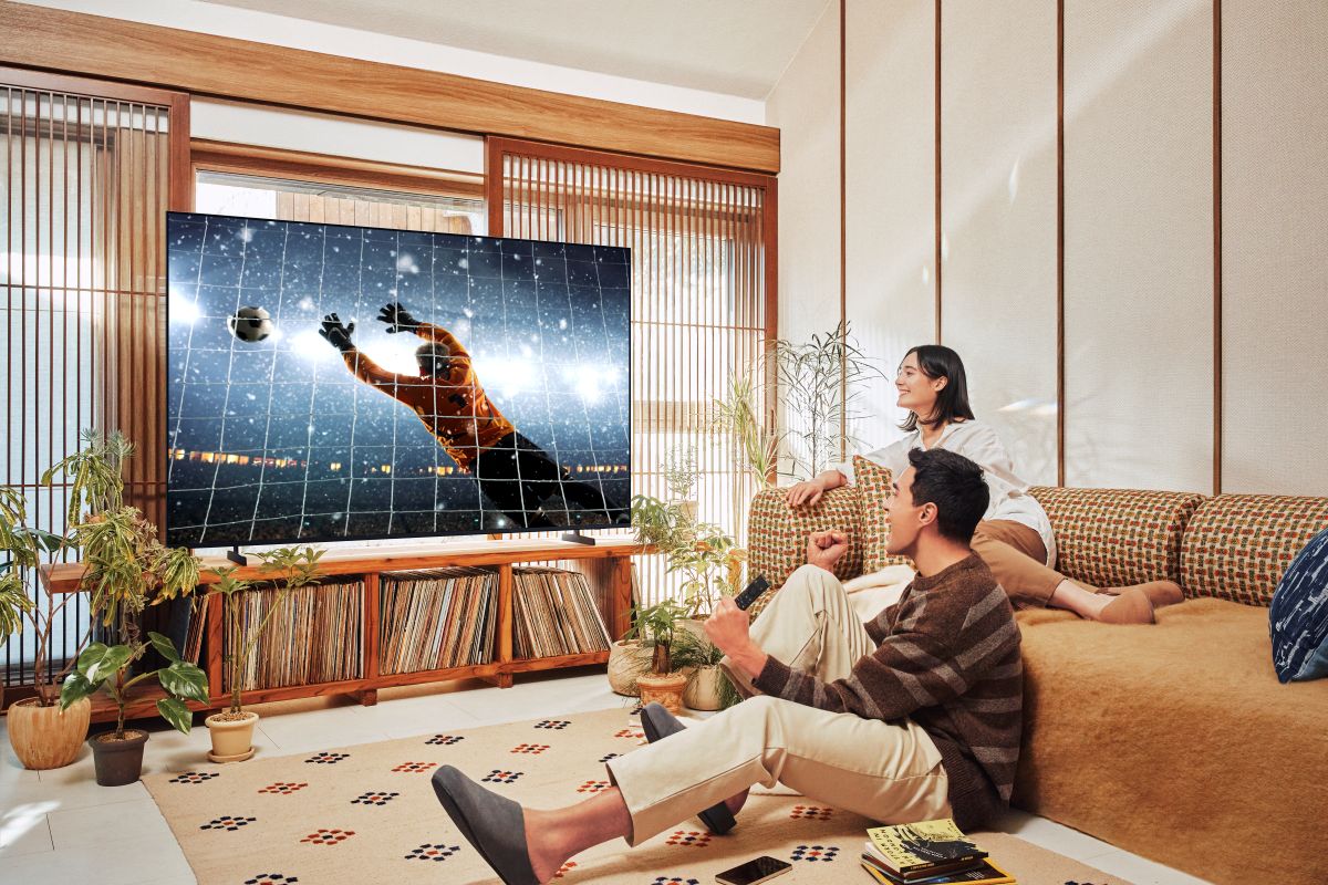 Mladý pár v obývačke v japonskom štýle s televíziou Samsung.