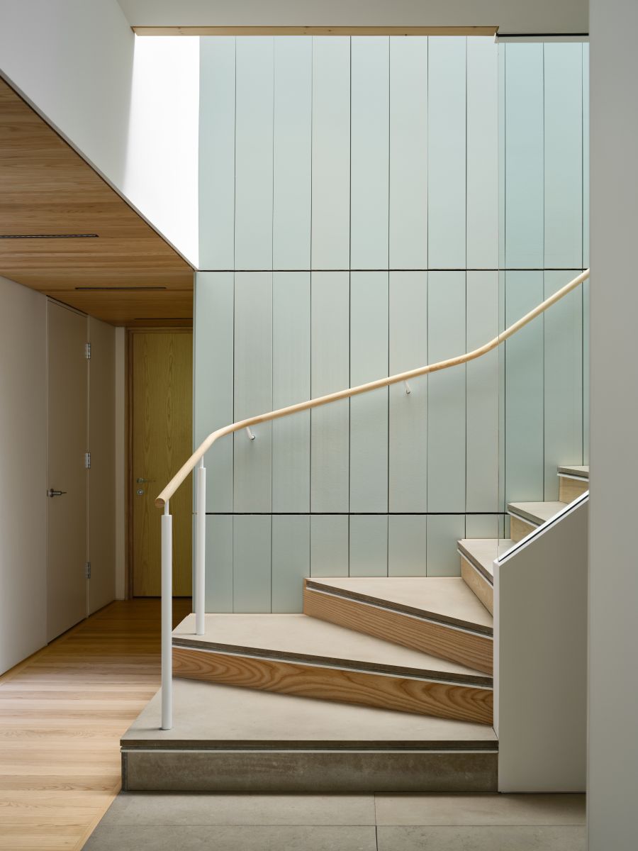 Ako vnútro charakterizoval architekt, spája sa v ňom modernizmus s udržateľnosťou a princípy zamerané na zdravie idú ruka v ruke s komfortom a efektívnym využitím energií.