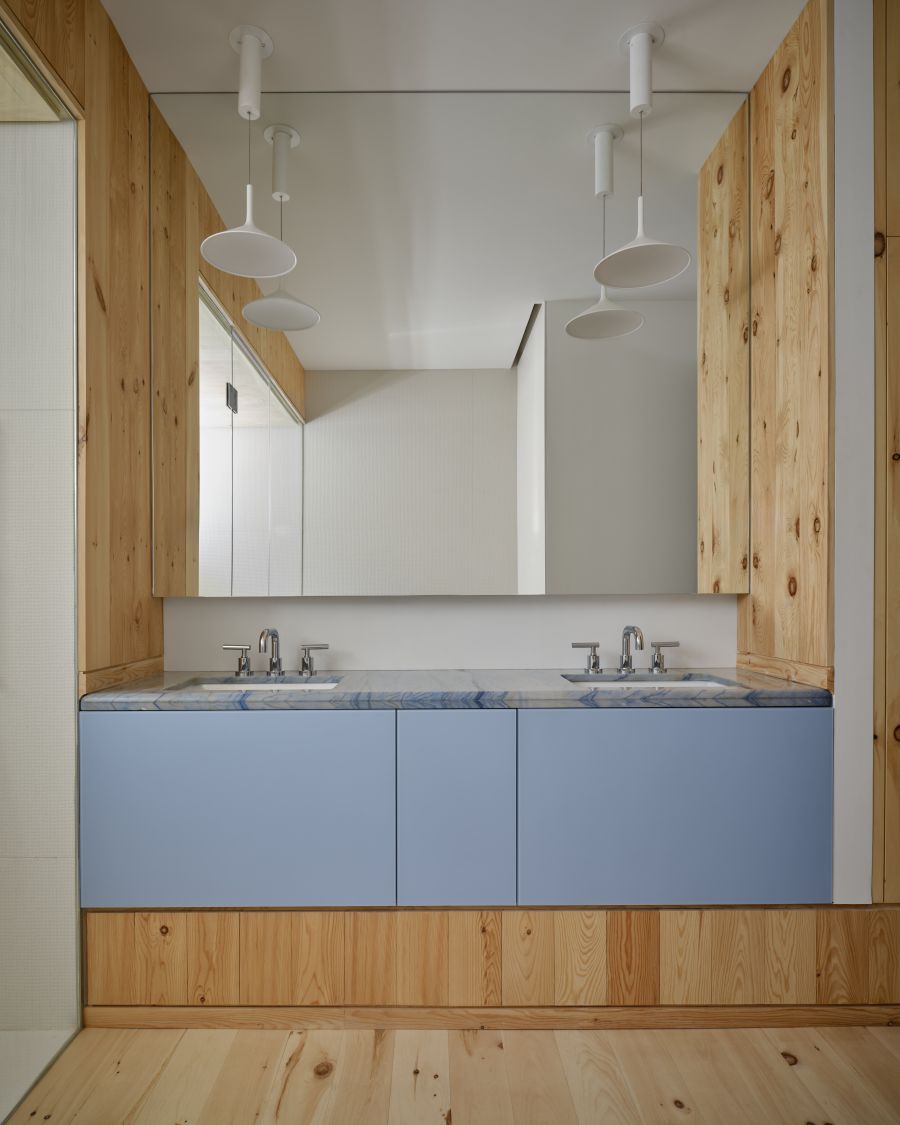 Ako vnútro charakterizoval architekt, spája sa v ňom modernizmus s udržateľnosťou a princípy zamerané na zdravie idú ruka v ruke s komfortom a efektívnym využitím energií.