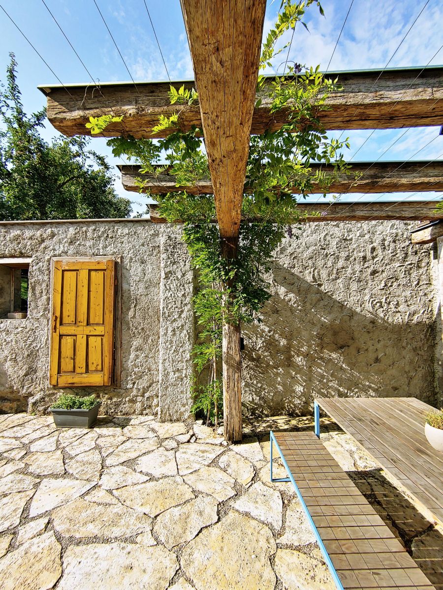 Pergola pri starom mlyne je skvelým miestom na rodinné a priateľské posedenia. Časom na nej zakvitnú vistérie, ktoré ju nielen skrášlia, ale aj vytvoria potrebný tieň.