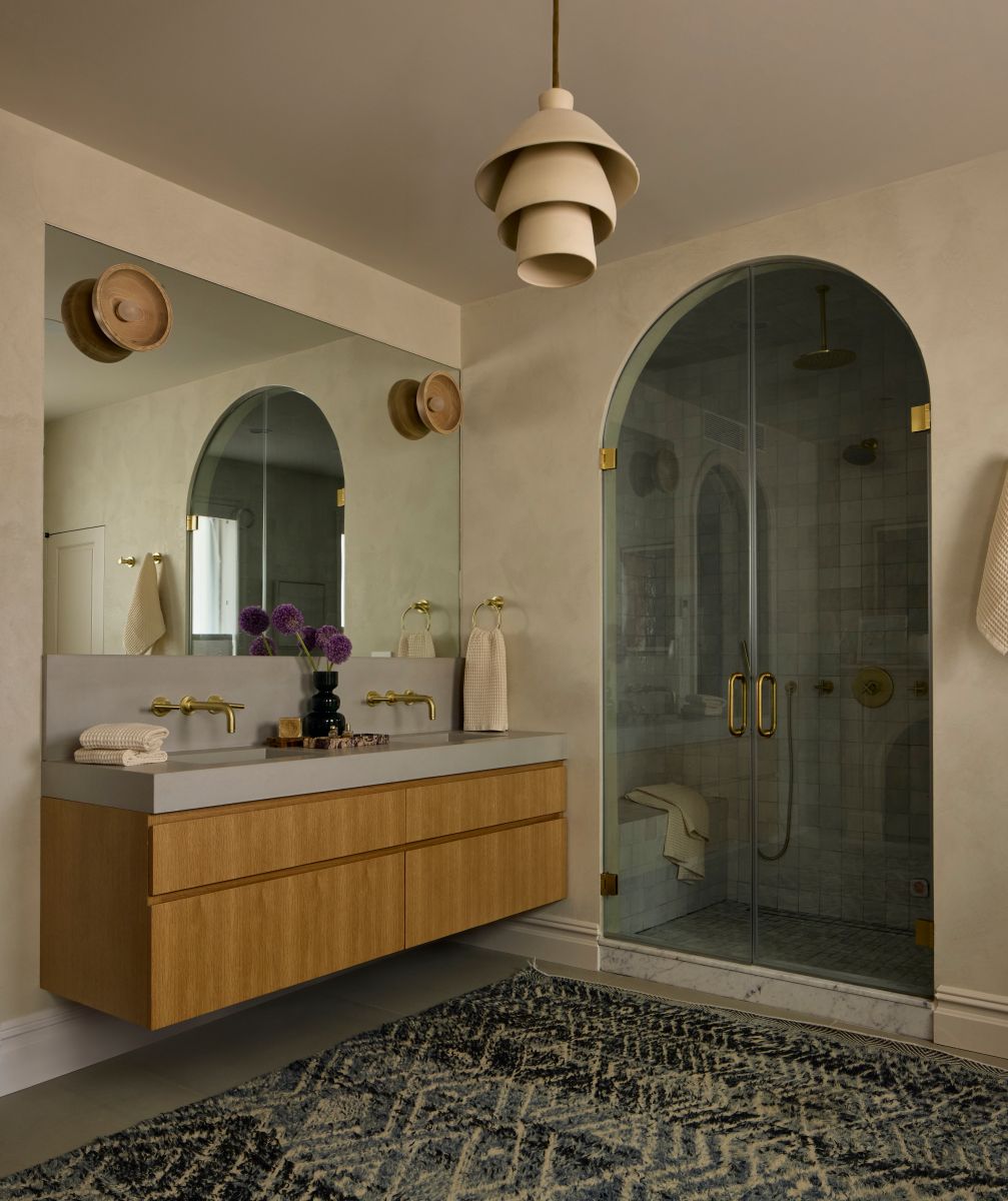 Súčasťou hlavnej kúpeľne je parná walk-in sprcha s elegantným poloblúkovým vstupom.