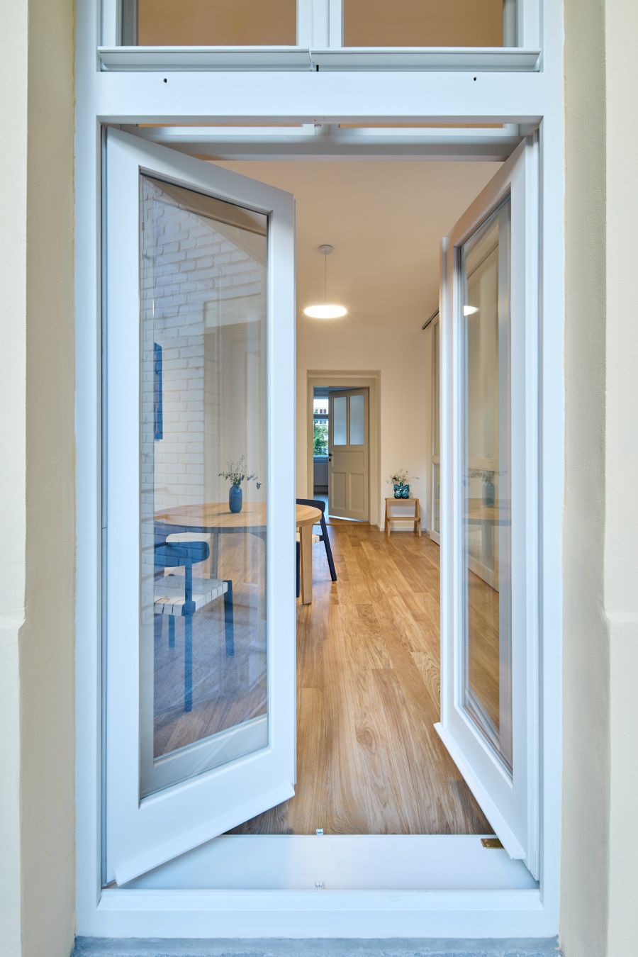 Dvojkrídlové francúzske okno je zároveň vstupom na balkón.