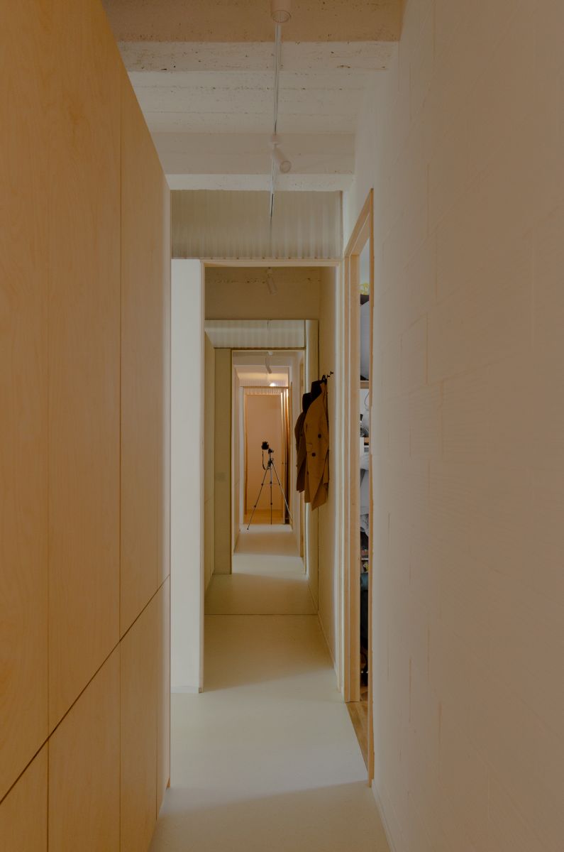 Architekt sa snažil využiť z pôvodných materiálov a zariadenia, čo sa dalo. Ušetril tak i na vývoze odpadu.
