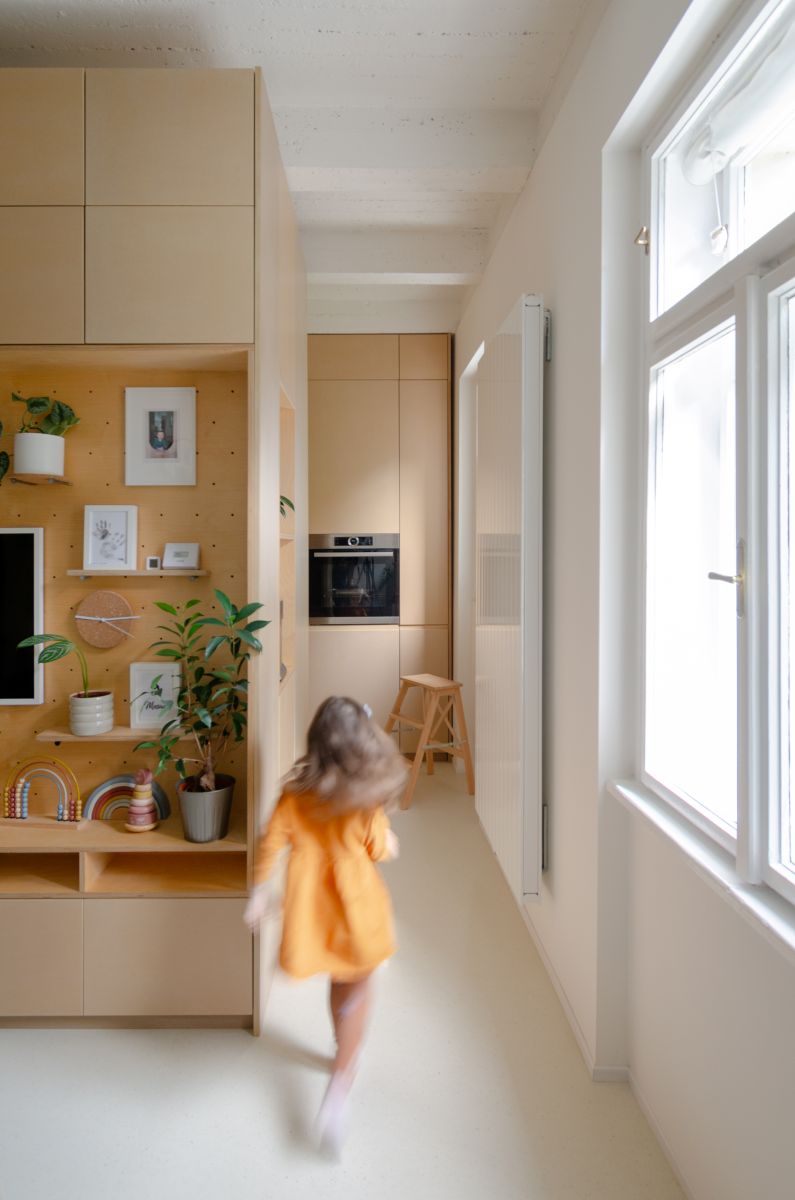 V byte býva architekt Marek Trebuľa so svojou rodinou. 