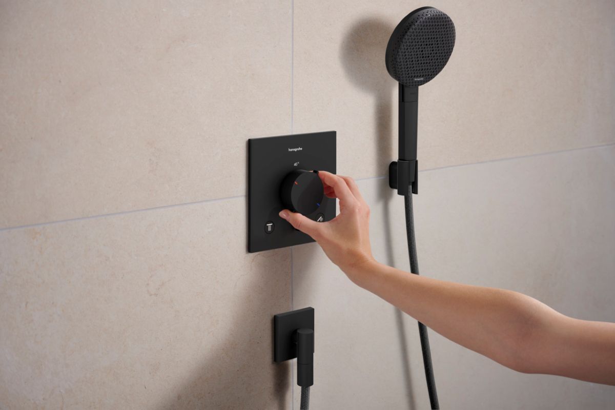 Detail na ovládanie vody v sprchách Hansgrohe.