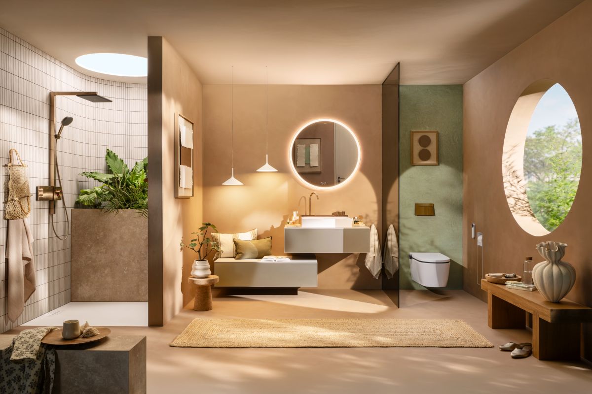  Dizajnová kúpeľňa Hansgrohe s dažďovou sprchou, závesným WC a oválnym zrkadlom Xarita s LED podsvietením, ktorá spája eleganciu s prírodnými prvkami.