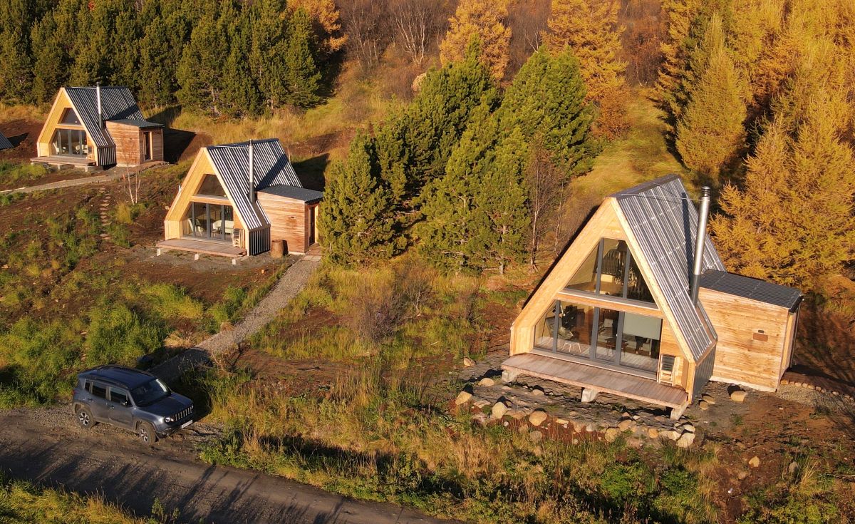 Okolie tiny houses tvorí najmä príroda - lesy, polia a jazero Lagarfljót. Najbližšia väčšia civilizácia je mesto Egilsstaðir, ktoré počtom obyvateľov prekonajú aj mnohé slovenské obce.