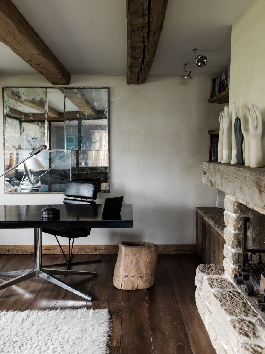 Pracovňu tvorí písací stôl od architektky a dizajnérky Florence Knoll a zrkadlo z ortuťového skla.