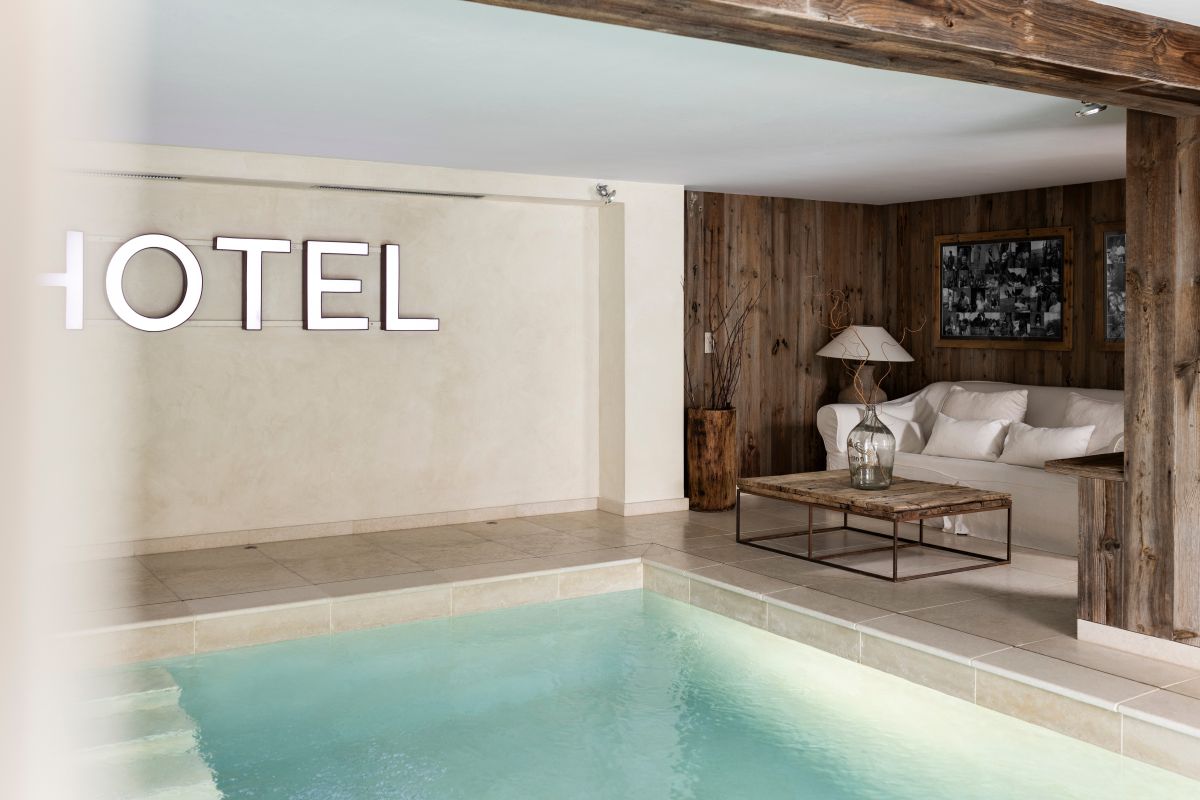 Neónový nápis Hotel odkazuje na minulosť rezidencie.