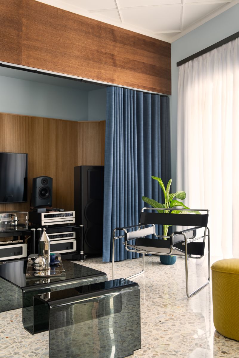 Záves v obývačke skrýva high-end audiotechniku, ktorá prezrádza jednu z vášní majiteľov bytu.