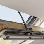Detail na pootvorené strešné okno Velux.