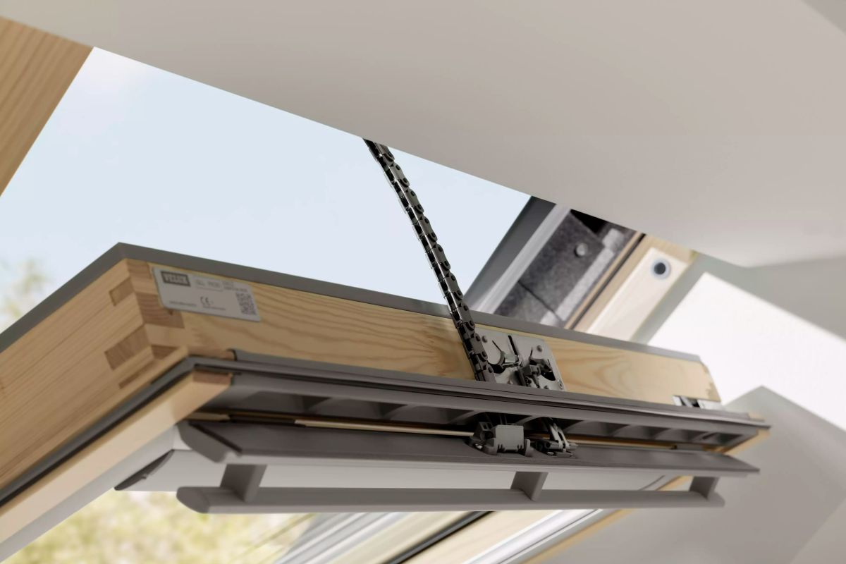 Detail na pootvorené strešné okno Velux.
