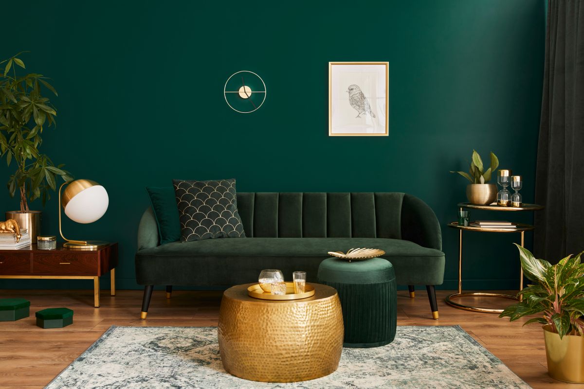 Interiér v smaragdovej zelenej so zlatými doplnkami v štýle art deco.