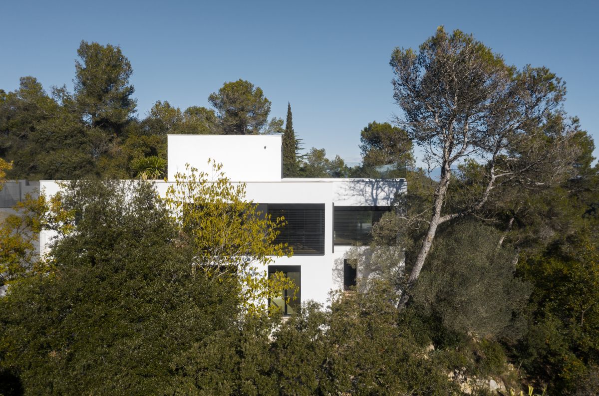 Dom sa nachádza v chránenom parku Collserola a vzťahujú sa naň prísnejšie pravidlá rekonštrukcie. Architekti napríklad nemohli zasahovať do pôdorysu, objemu či nosnej konštrukcie.