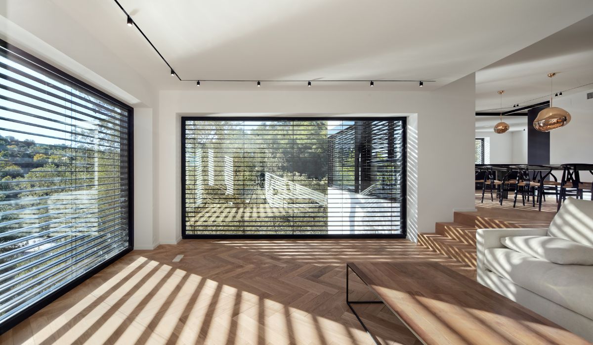 Pre interiér volili architekti prevažne čisté línie a neutrálne farby.
