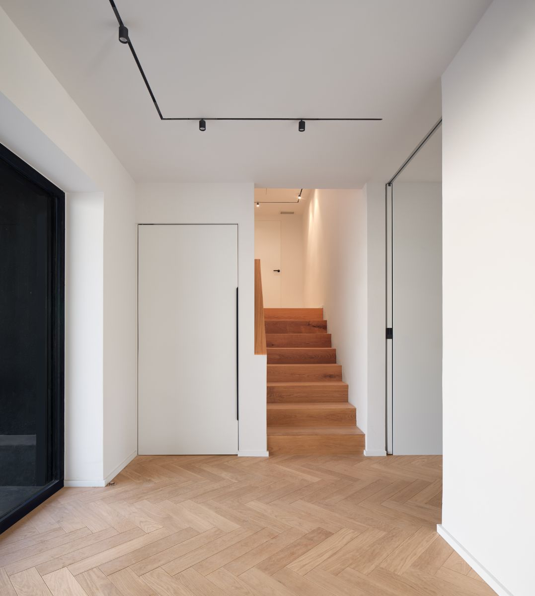 Pre interiér volili architekti prevažne čisté línie a neutrálne farby.