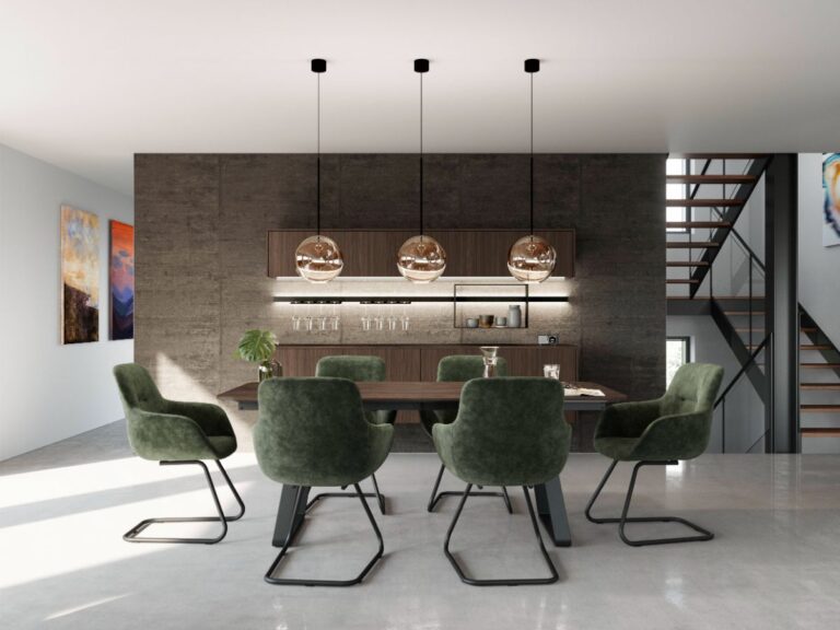 Jedálenský stôl s tmavozelenými zamatovými stoličkami pri kuchynskej linke v drevenom dizajne.