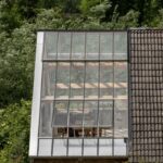 Pohľad na presklenú časť strechy s výhľadom do interiéru s pracovným kútikom.
