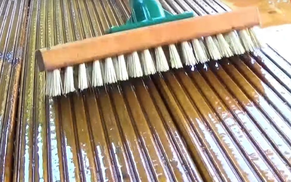 Nanášanie oleja na terasu.