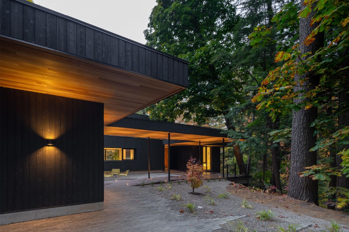 Dom sa nemohol rozširovať do strán, takže  pri rekonštrukcii museli architekti pracovať s existujúcim pôdorysom. 
