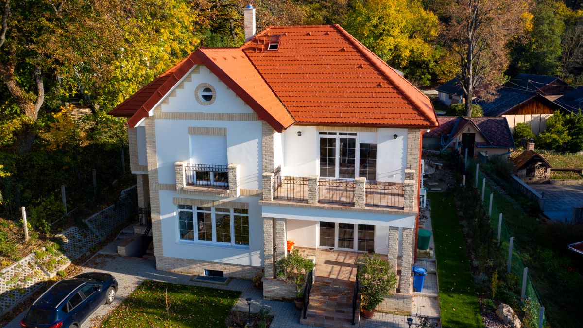 Zrekonštruovaný poschodový dom s krytinou Rudno Tegla.