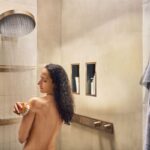 Žena v modernej sprche hansgrohe.
