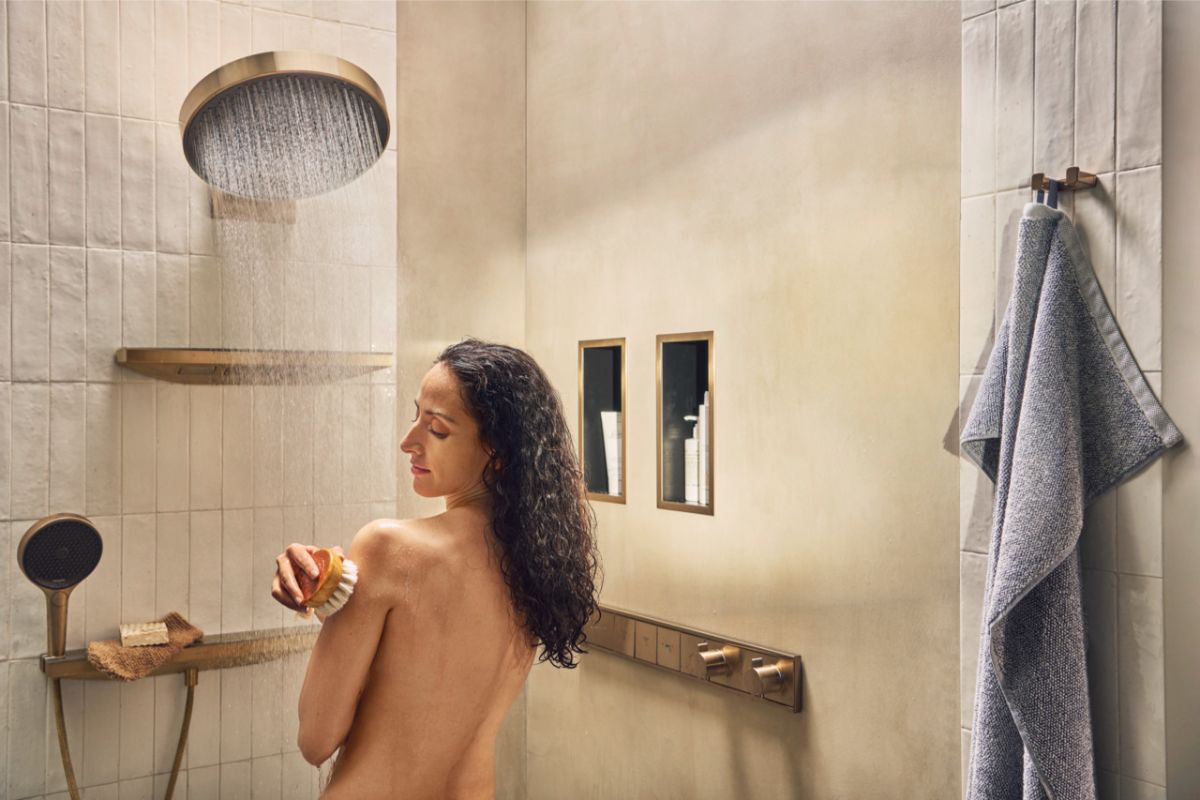 Žena v modernej sprche hansgrohe.
