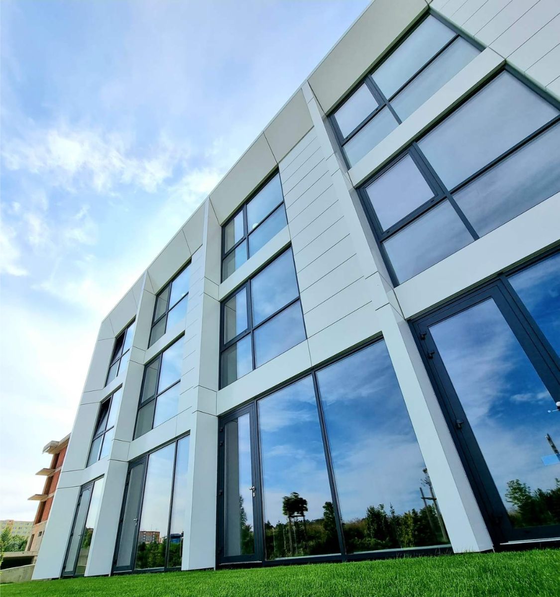 Hliníkové okná a dvere AVG.