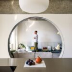 Architekt Alan Prekop vo vlastnom byte pri sedačke, obrátený smerom k oknu.