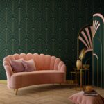 Vejárovitá zamatová pohovka, a dekorácia v art deco štýle pri zelenej stene s vejárovitým vzorom.