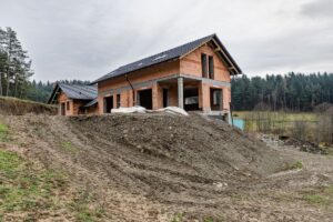 Tehlový dom v štádiu hrubej stavby,