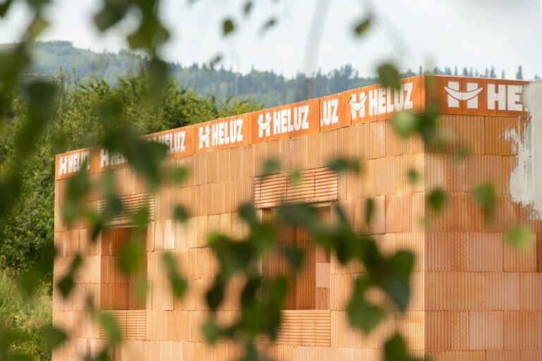 Hrubá stavba z tehál Heluz s vencom Heluz Rapid.