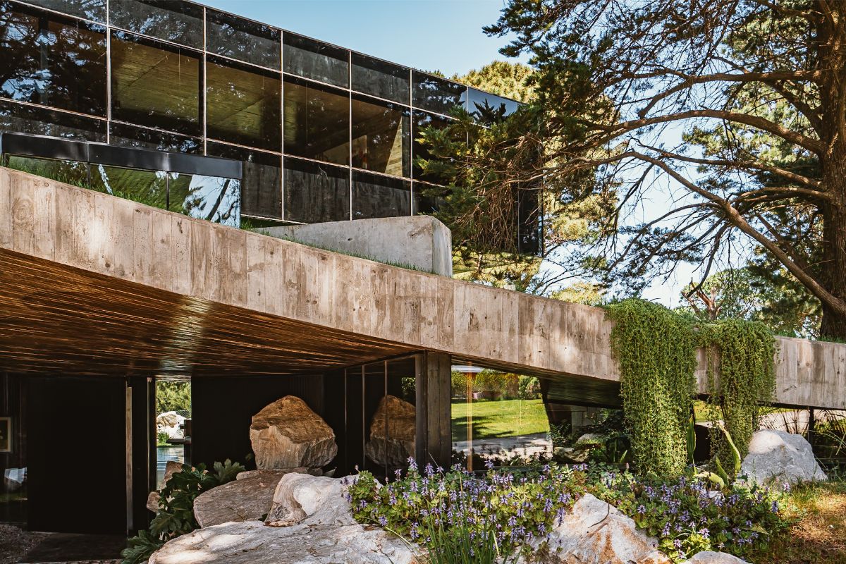Unikátne bývanie dokazuje, že aj moderná architektúra môže splývať s prírodou a prejaviť tak jej úctu. 