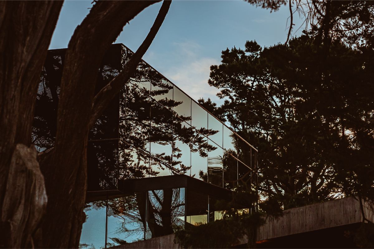 Architekti si pre horné poschodie zvolili fasádu z reflexného skla. 
