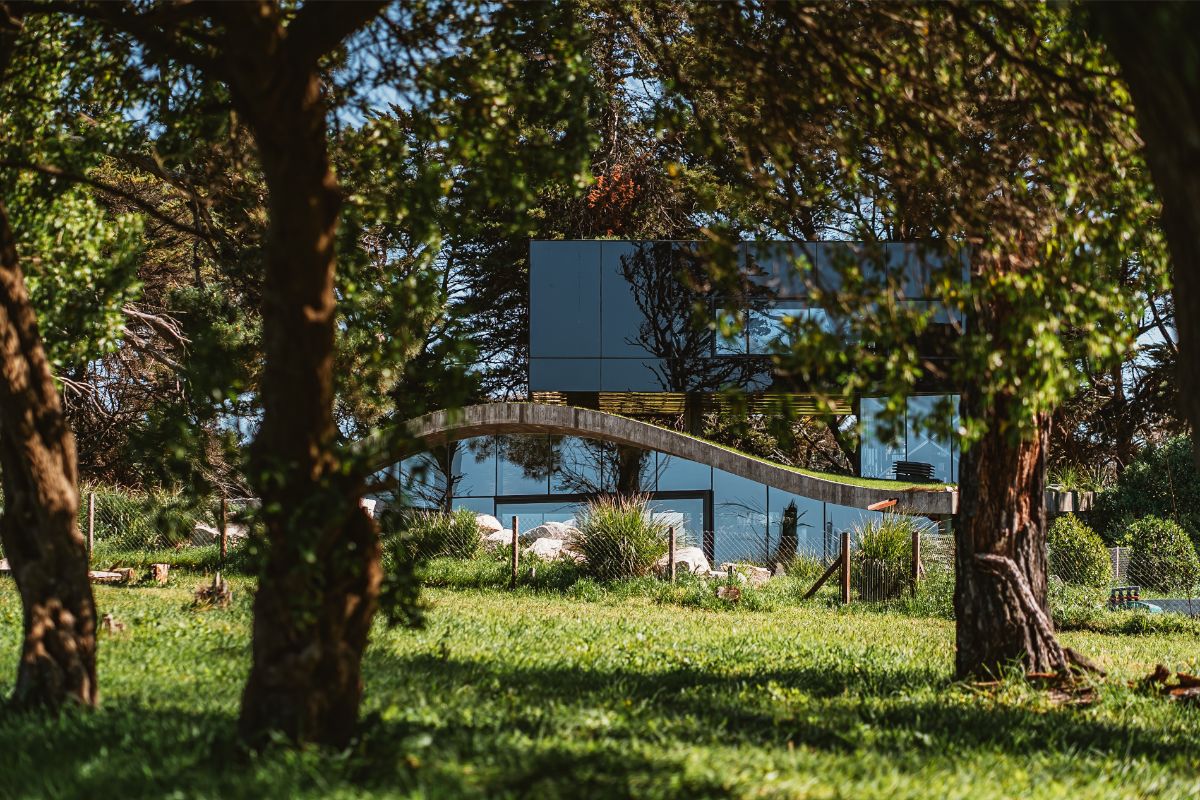 Unikátne bývanie dokazuje, že aj moderná architektúra môže splývať s prírodou a prejaviť tak jej úctu. 