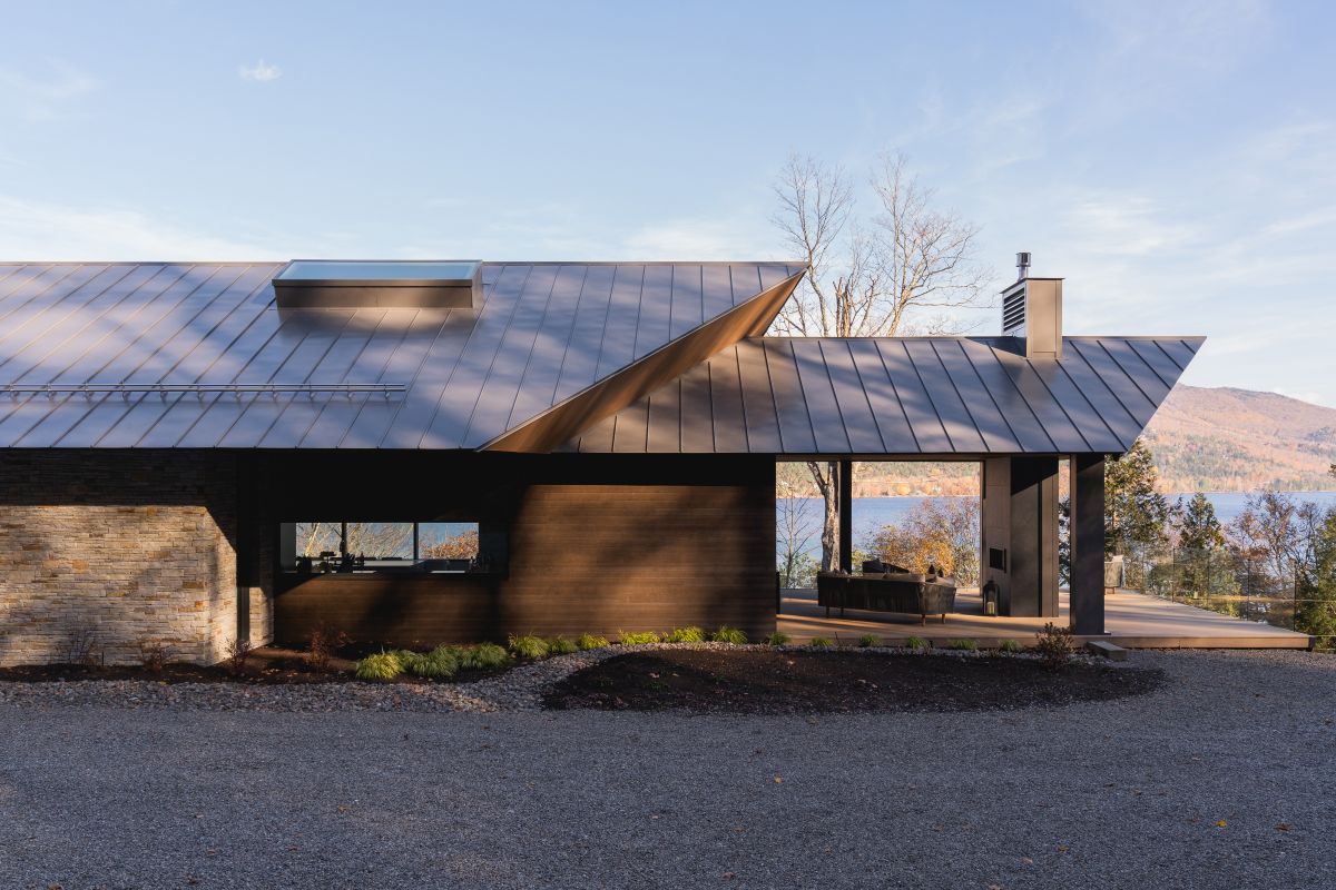 Moderný dom je zasadený do prostredia tak, že z ulice vidno len jeho horné poschodie.