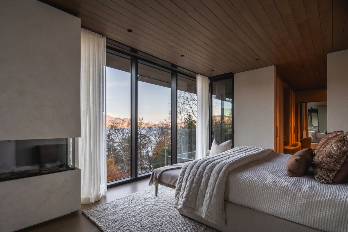 Spálňa je strategicky umiestnená tak, aby poskytovala nádherný výhľad na lesy priamo z postele.