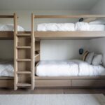 Detská izba so zabudovanými drevenými poschodovými posteľami s úložným priestorom v spodnej časti.
