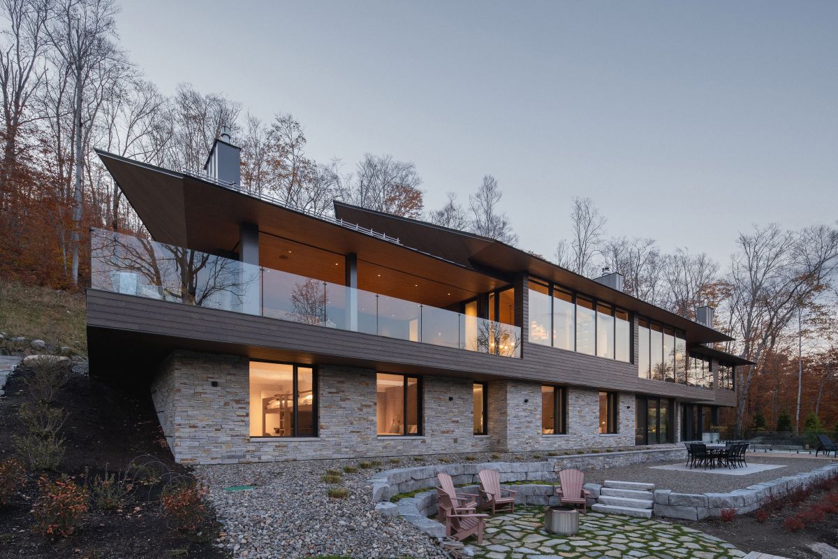 Dolné poschodie domu je pred očami okoloidúcich skryté. Vďaka tomu nepôsobí aj napriek svojej veľkosti rušivo.