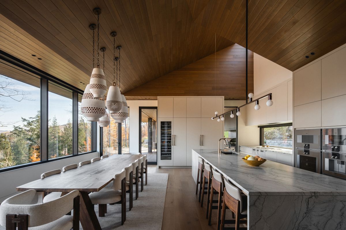 Centrom domu je otvorený priestor s obývačkou, kuchyňou a jedálňou pre spoločné trávenie voľného času.