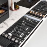 Široká kuchynská zásuvka s príborom.